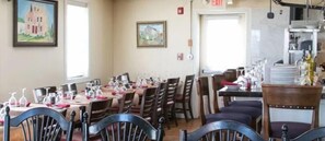 2 restaurantes, é servido almoço