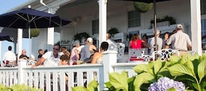 2 restaurantes, é servido almoço