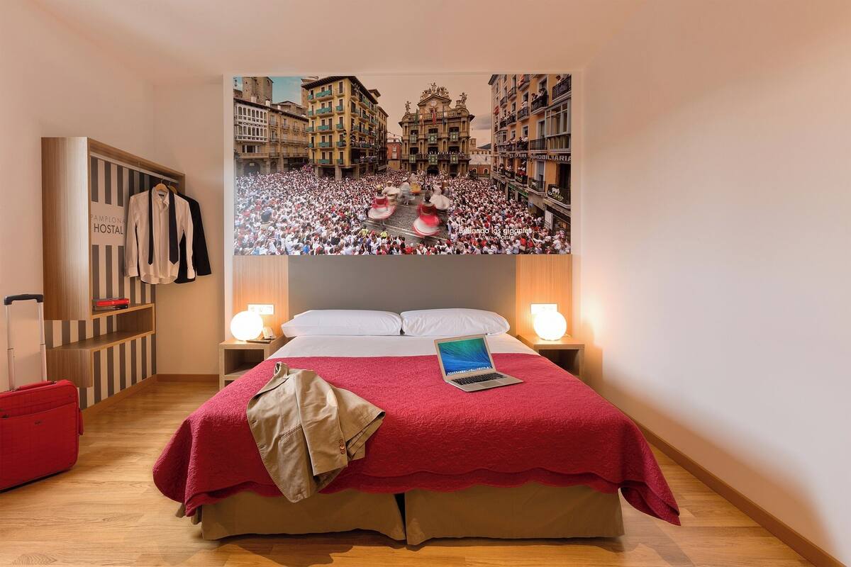 Luxe beddengoed, een bureau, geluiddichte muren, gratis wifi