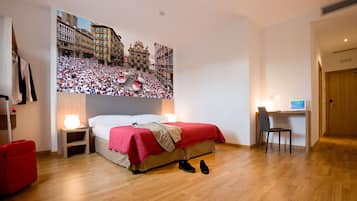 Tweepersoonskamer | Luxe beddengoed, een bureau, geluiddichte muren, gratis wifi