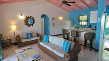 Suite, 2 Schlafzimmer, Balkon, Meerblick | Wohnbereich | Fernseher