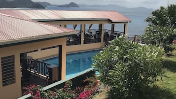 Ein Resort mit Pool, Außenbereich und Blick auf das Meer und die Berge.