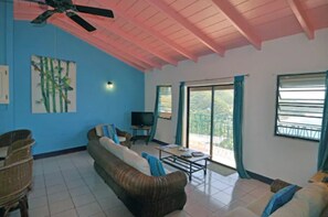 Suite, 2 slaapkamers, balkon, uitzicht op zee | Woonruimte | Televisie