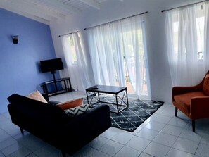 Suite, 2 Bedrooms, Balcony, Ocean View | Living room