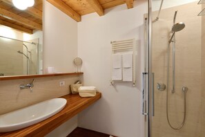 Appartement, 1 chambre, cuisine (Address: Via Corsico 9) | Salle de bain | Douche, articles de toilette gratuits, sèche-cheveux