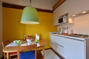 Appartement, 1 chambre, cuisine (Address: Via Corsico 9) | Cuisine privée | Réfrigérateur, four à micro-ondes, surface de cuisson, cafetière-théière