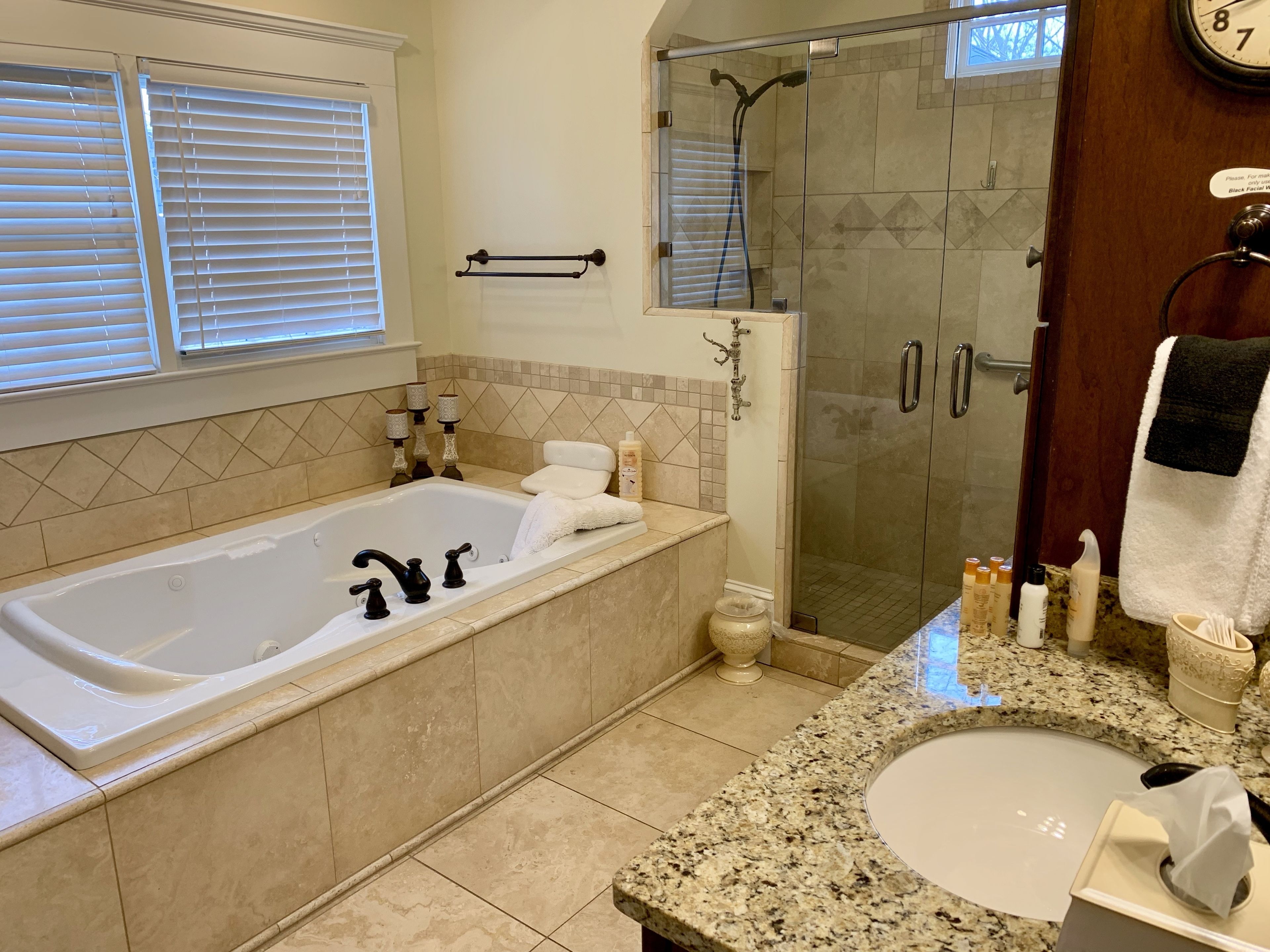 Family Suite, 2 Bedrooms, Jetted Tub, Courtyard View | Bathroom | Free toiletries, hair dryer, bathrobes, towels