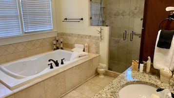 Family Suite, 2 Bedrooms, Jetted Tub, Courtyard View | Bathroom | Free toiletries, hair dryer, bathrobes, towels