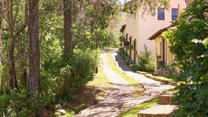 A pathway leading to a building with a sloped roof and a small porch area. - Altocerro Villas Hotel & Camping (Constanza)