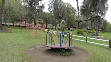 Área de juegos infantiles al aire libre