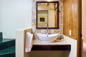 A bathroom with a white sink, a mirror, and a towel hanging on the wall. - Altocerro Villas Hotel & Camping (Constanza)