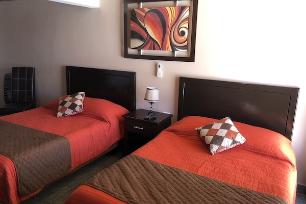 Cortinas blackout, Wi-Fi de cortesia, roupa de cama