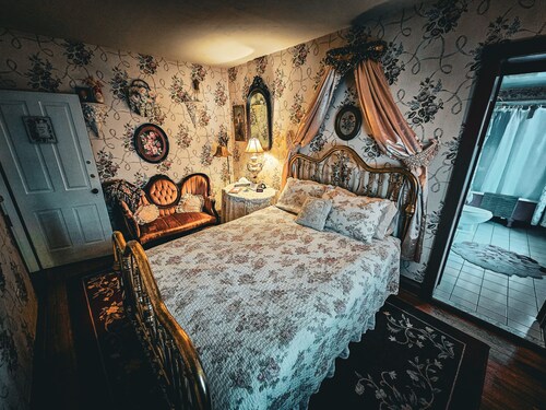 Historic Farnsworth House Inn