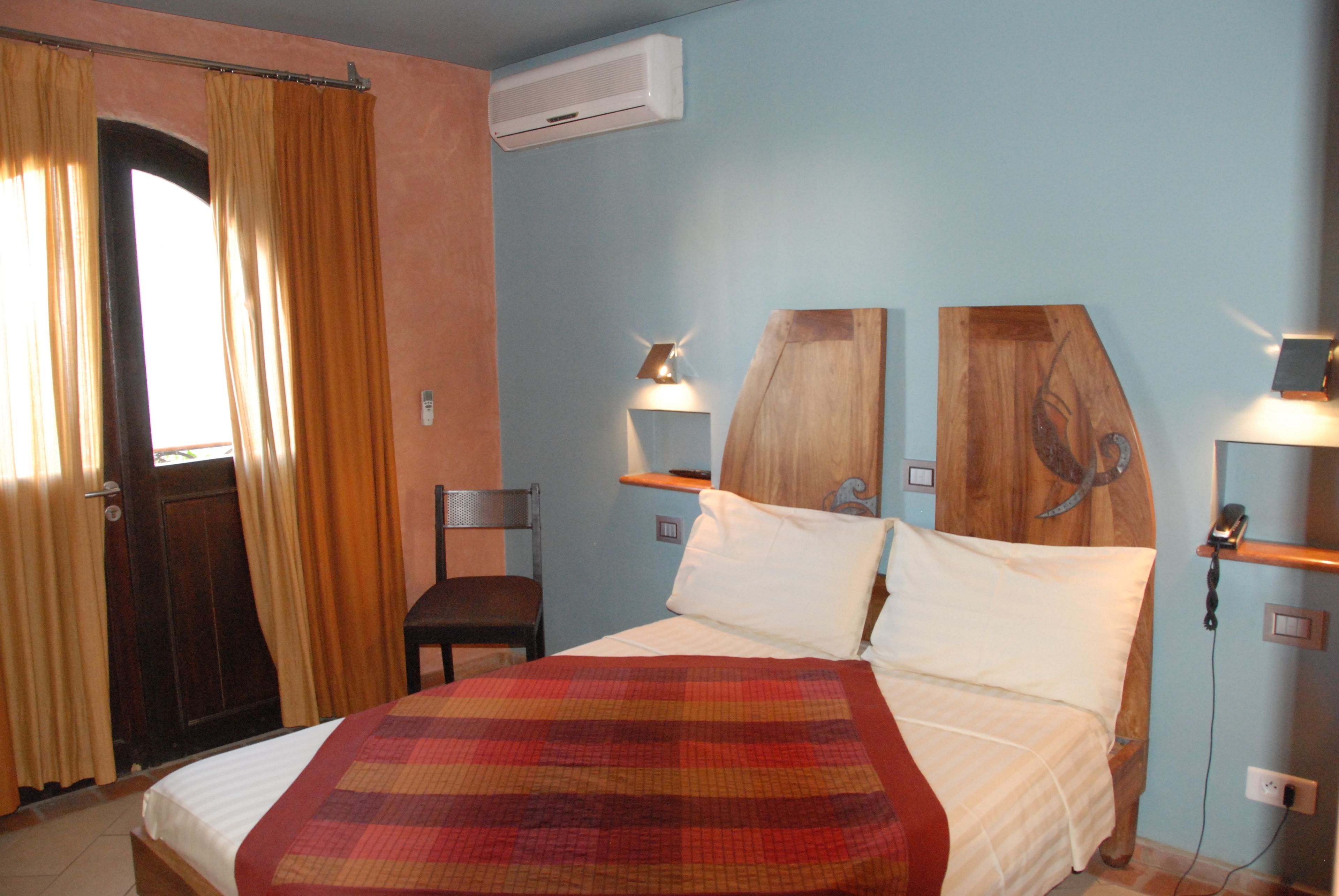 Een bureau, verduisterende gordijnen, geluiddichte muren, gratis wifi