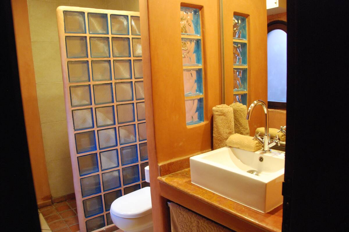 standard single room | bathroom | shower, free toiletries, hair dryer, towels