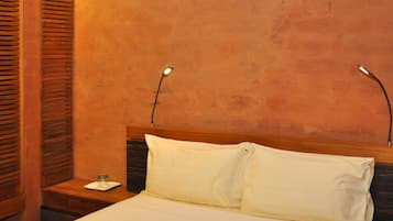 1 bedroom, desk, blackout curtains, soundproofing