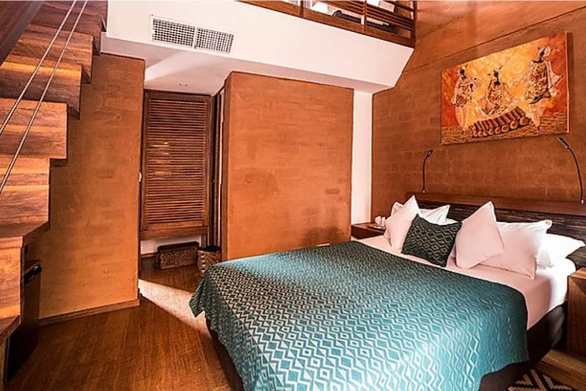 1 bedroom, desk, blackout curtains, soundproofing