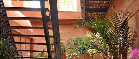 1 camera, una scrivania, tende oscuranti, insonorizzazione