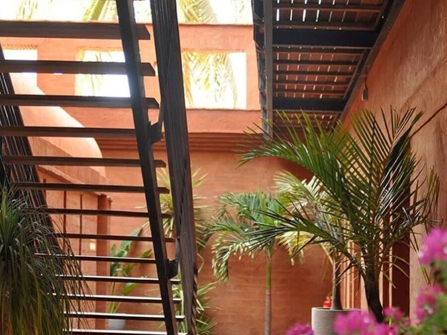 Escritorio, cortinas blackout, sistema de insonorización y wifi gratis