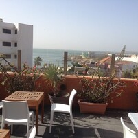 每日供应自助式早餐（每人 EUR 10）