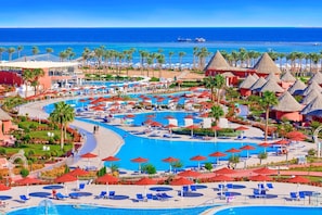 Una piscina techada, 11 piscinas al aire libre, sombrillas