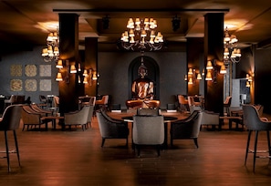 4 restaurants; breakfast, lunch and dinner served 
