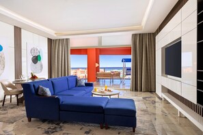 Suite – executive, bassengutsikt | Minibar, safe på rommet, skrivebord og wi-fi (inkludert)