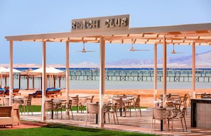 4 restaurantes; se sirve desayuno, almuerzo y cena; cocina italiana