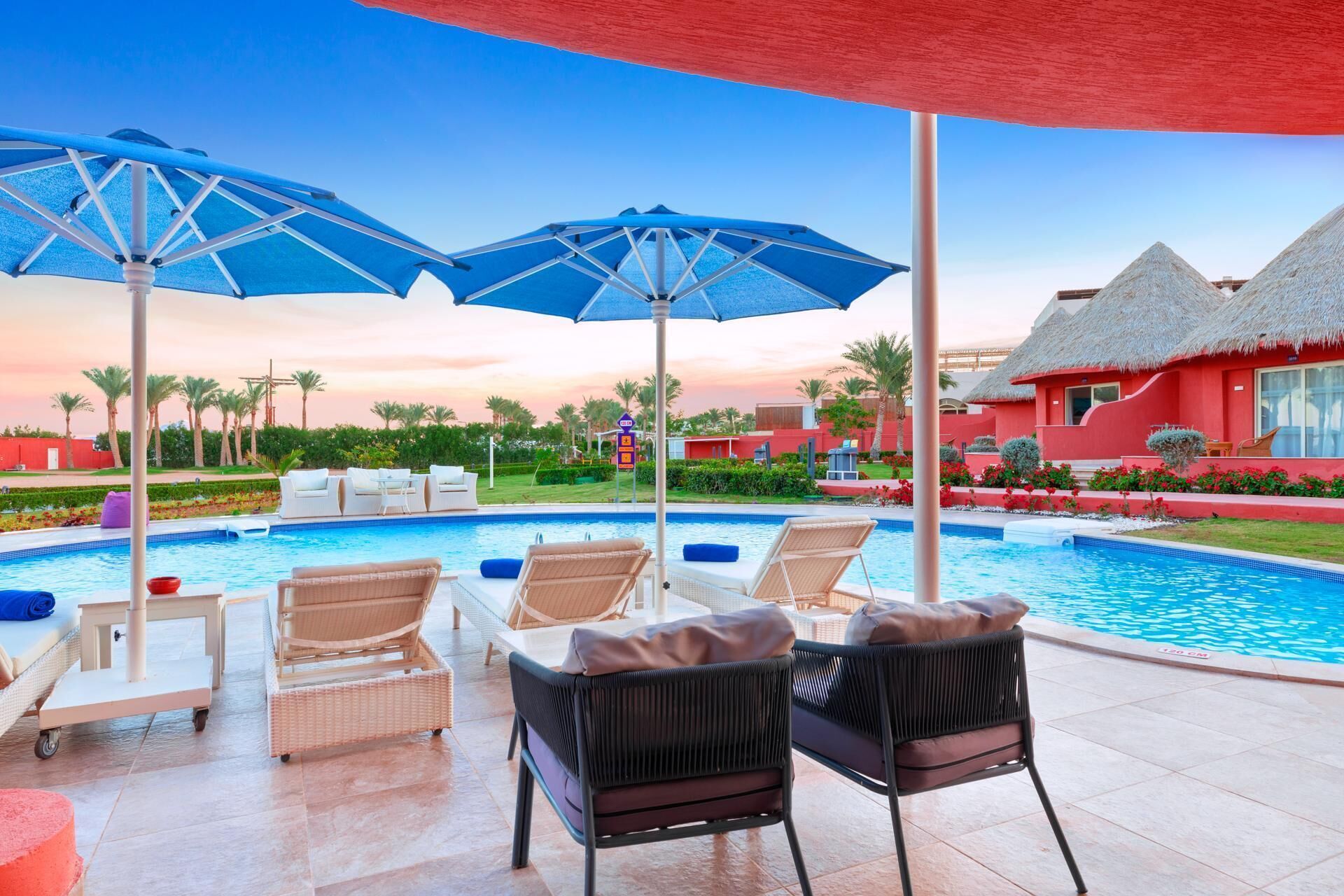 Kolam renang tertutup, 11 kolam renang terbuka, payung kolam 