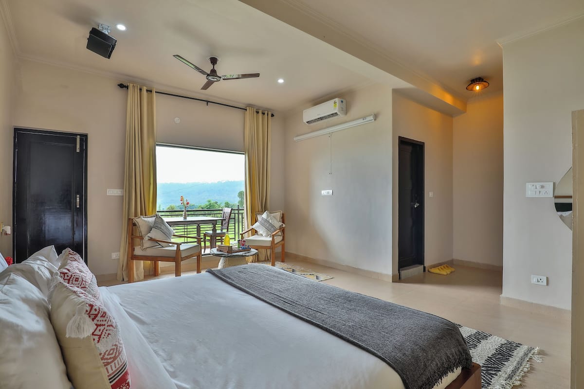 Deluxe Room | Desk, laptop workspace, iron/ironing board, rollaway beds