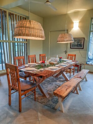 Café da manhã com buffet todos os dias (INR 473 por pessoa)