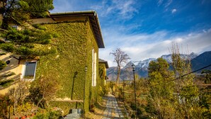 Una casa con un camino de piedra que lleva a una vista de la montaña.
