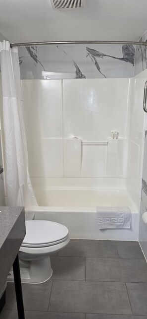 Suihku, hiustenkuivaaja, pyyhkeet