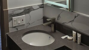 淋浴設備、吹風機、毛巾