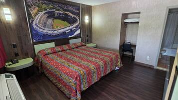 Tabla de planchar con plancha, wifi gratis y ropa de cama