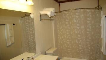 Standard Cabin, 2 Bedrooms | Bathroom | Combined shower/bathtub