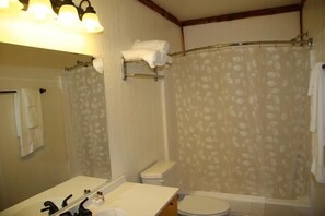 Standard Cabin, 2 Bedrooms | Bathroom | Combined shower/bathtub - Shady Oaks Cabins & RV Park (Fairfield)