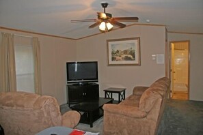 Deluxe Cabin, 2 Bedrooms | Living area - Shady Oaks Cabins & RV Park (Fairfield)