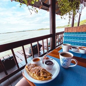 Breakfast, lunch and dinner served  - Hotel Catamaran (Livingston)