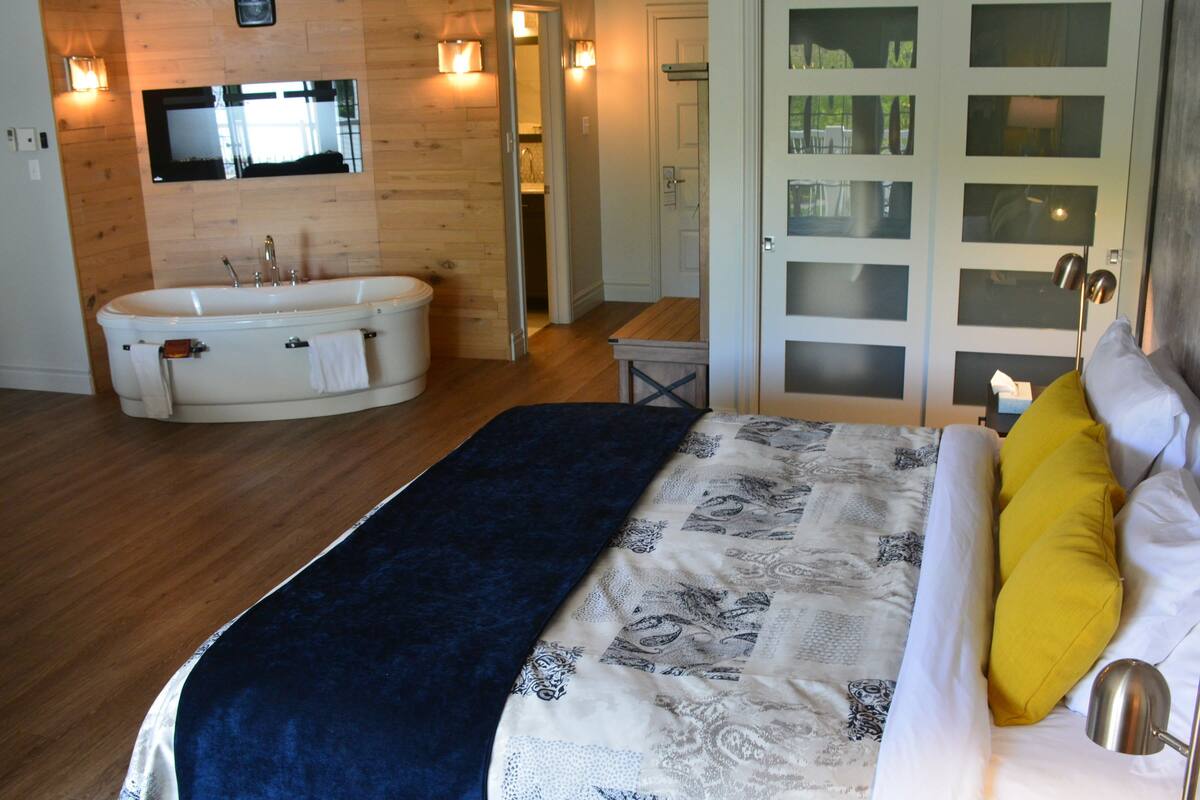 Suite – deluxe | Sengetøy av topp kvalitet, safe på rommet, skrivebord og lydisolert