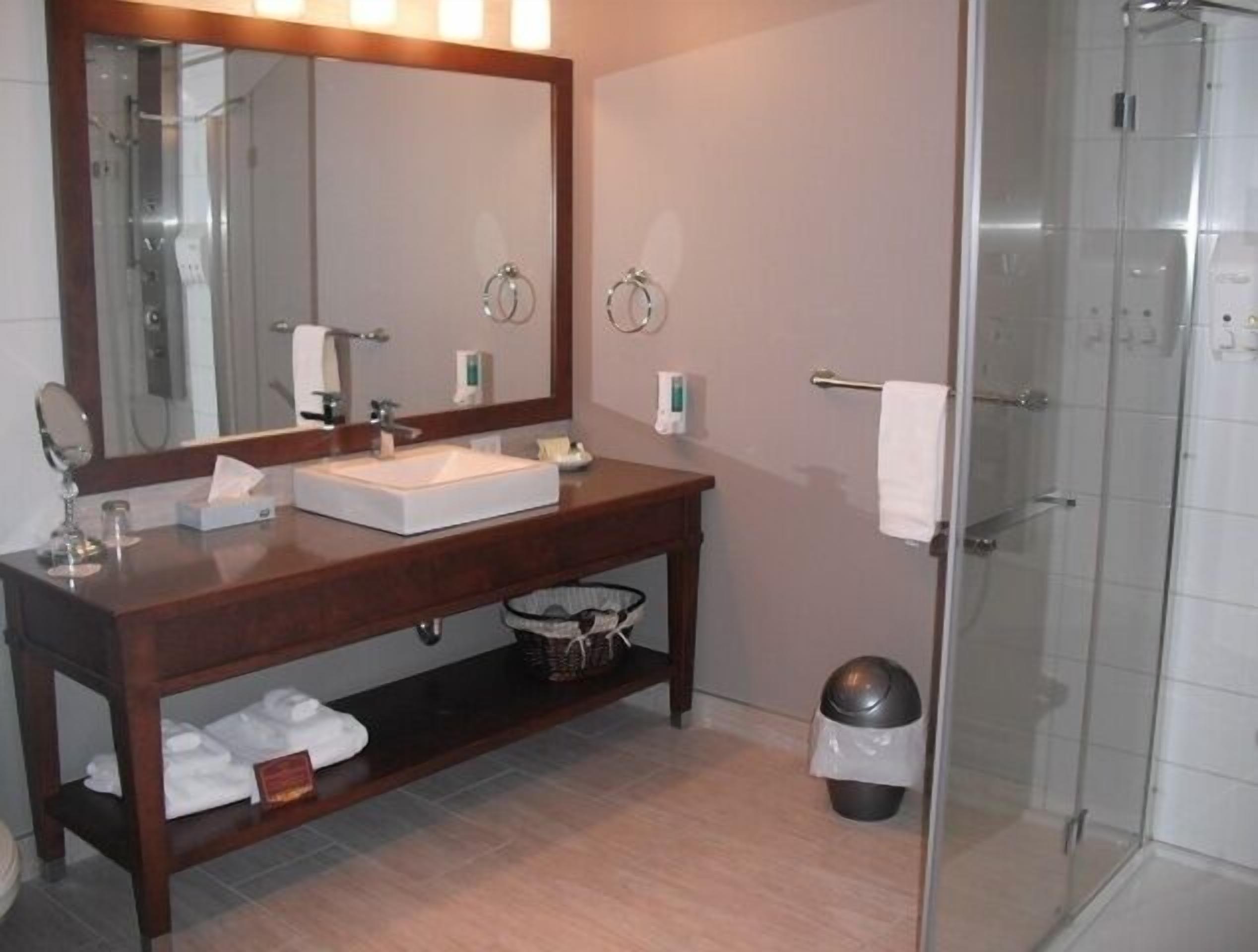 executive suite | bathroom | free toiletries, hair dryer, bathrobes, towels