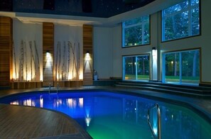 Piscina interna, piscina externa, espreguiçadeiras