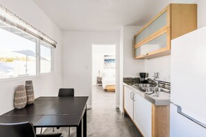 Estudio Confort, 1 cama King size, cocineta, vista a la montaña | Cocina privada | Microondas 