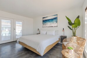 Comfort Studio, 1 King Bed, Kitchenette, Mountain View | Individually decorated, individually furnished, free WiFi, bed sheets - Desert Hot Springs Inn (Desert Hot Springs)