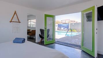 Standard Studio, 1 King Bed, Kitchen, Pool View | Individually decorated, individually furnished, free WiFi, bed sheets