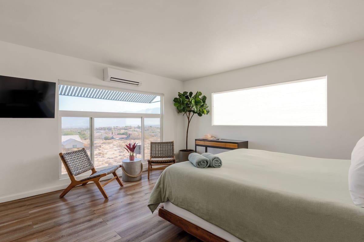 Habitación Premium, 1 cama King size, cocineta, vista a la montaña | Decoración personalizada, muebles diferentes y wifi gratis