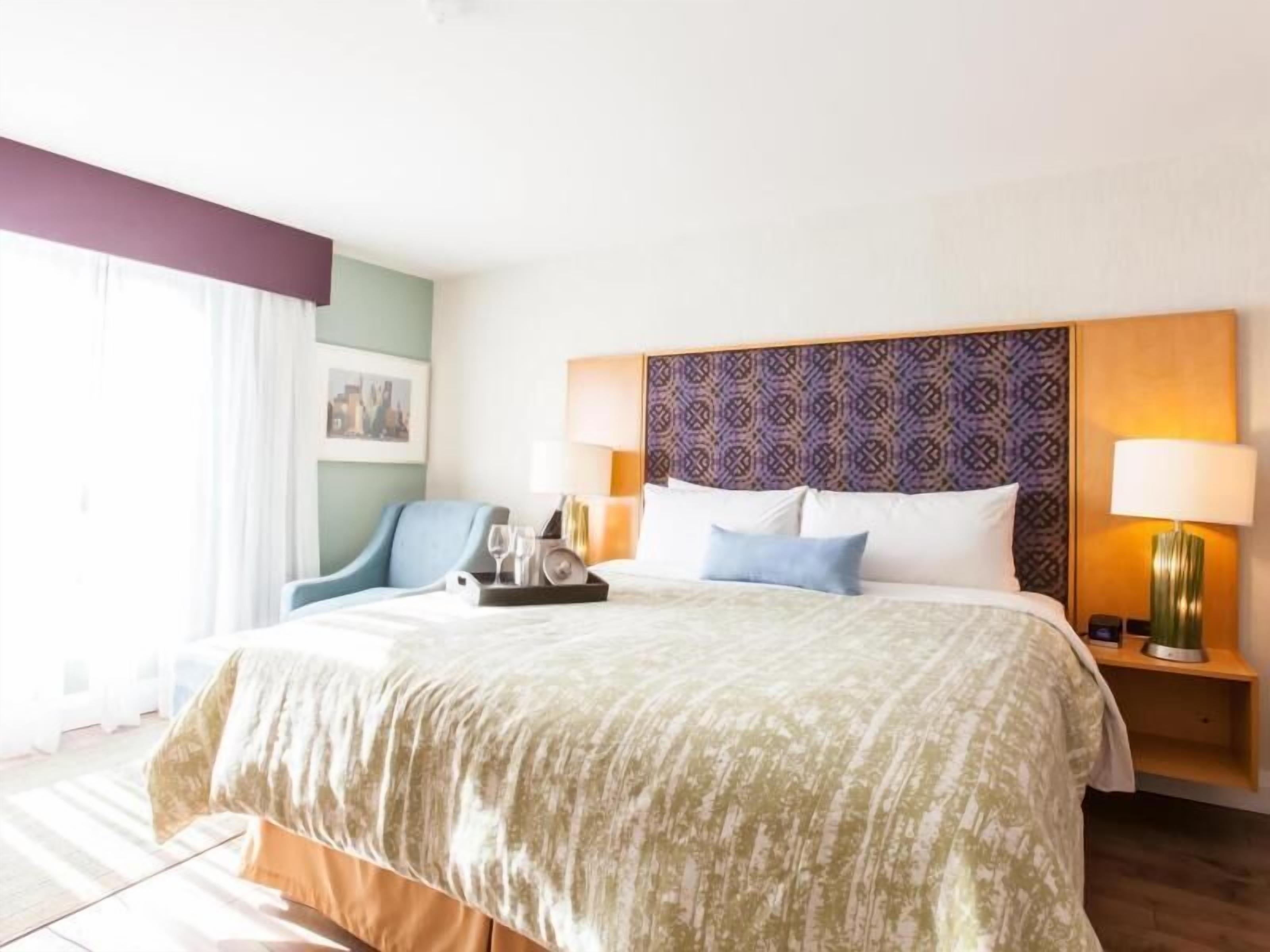 Premium bedding, in-room safe, desk, laptop workspace