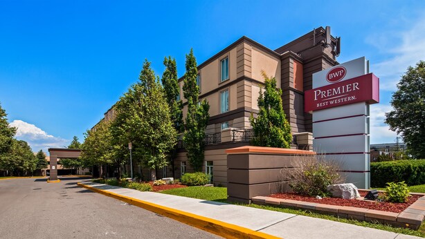 Un hotel con un letrero llamativo que dice "Premier Best Western".