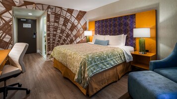 Ropa de cama de alta calidad y caja de seguridad en la habitación 