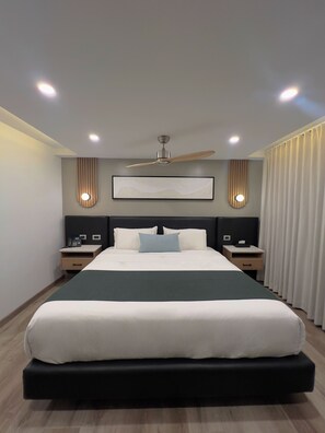 Desk, iron/ironing board, bed sheets - Hotel Pacific (Tijuana)